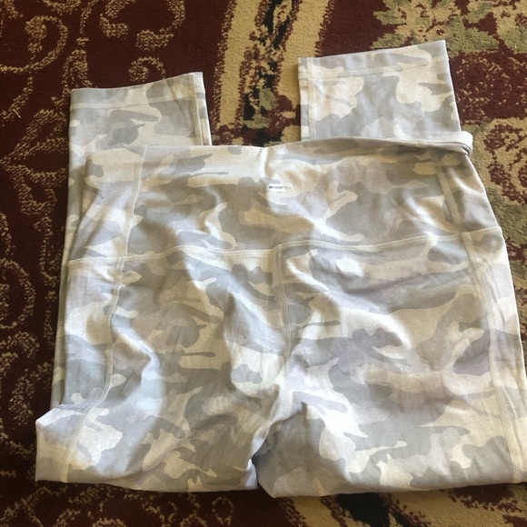 Athletic Works dri-more XL  Camouflage Leggings- fitted cropped - new or like ne - Picture 8 of 8